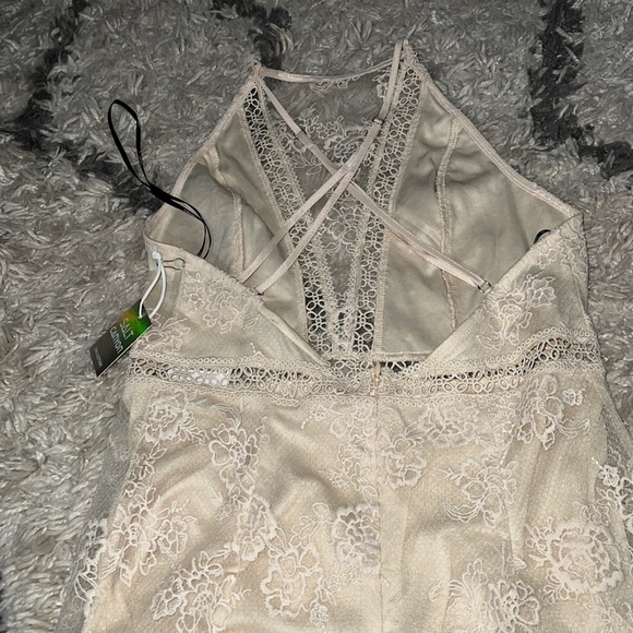NUDE WOVEN MINI DESS W/ LACE & EMBROIDERED FLOWER PRINT - Picture 6 of 6